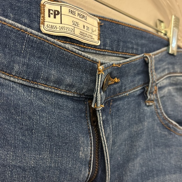 Free People Distressed ripped high rise Jeans size 31 short - Picture 7 of 8